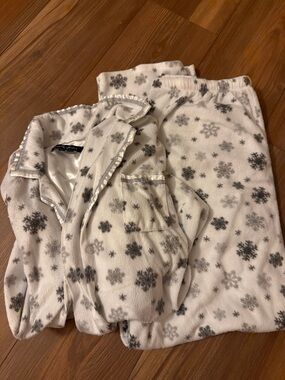 Cozy Snowflake Fleece Pajama Set - White and Gray